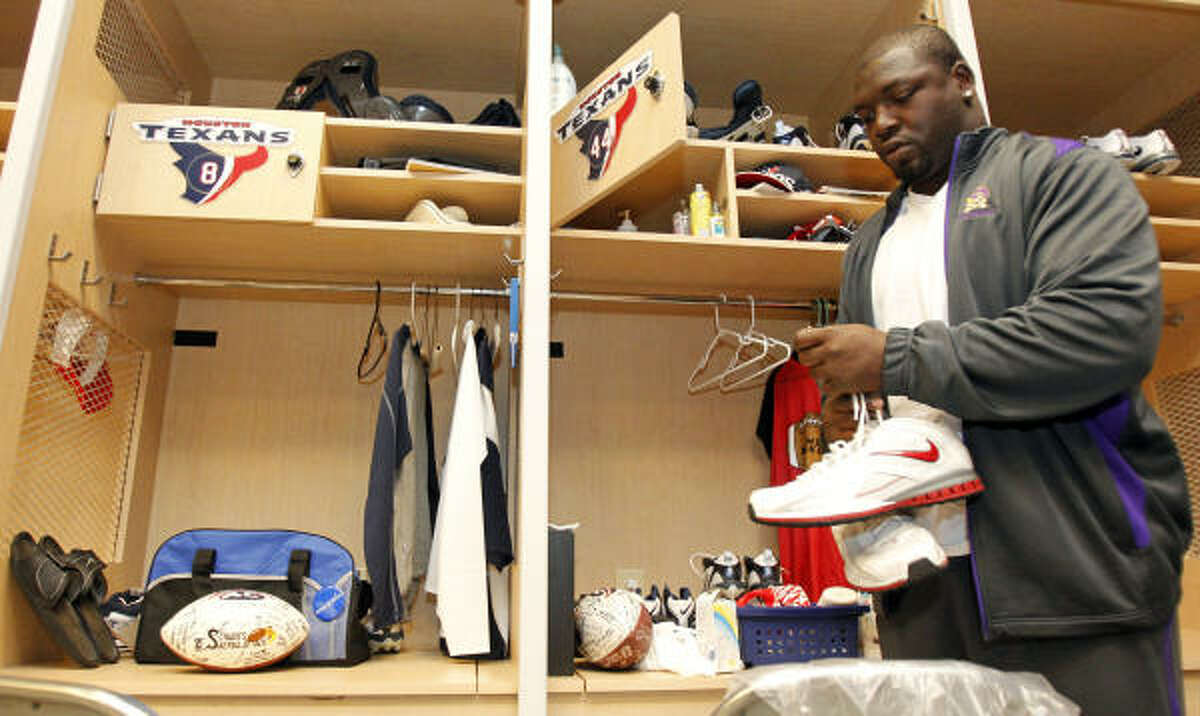 Vonta Leach cleans out his locker on Jan. 3. Texans GM Rick Smith said Tuesday that the team wants to re-sign the Pro Bowl fullback.