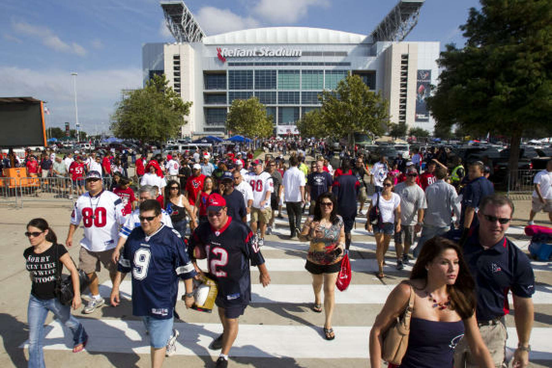 Texans' new rules limit tailgating