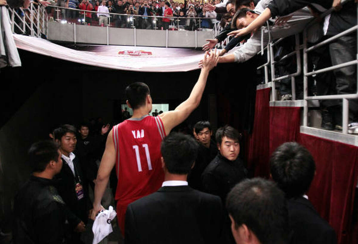 Rockets center Yao Ming left the fans feeling happy with his return and solid performance.