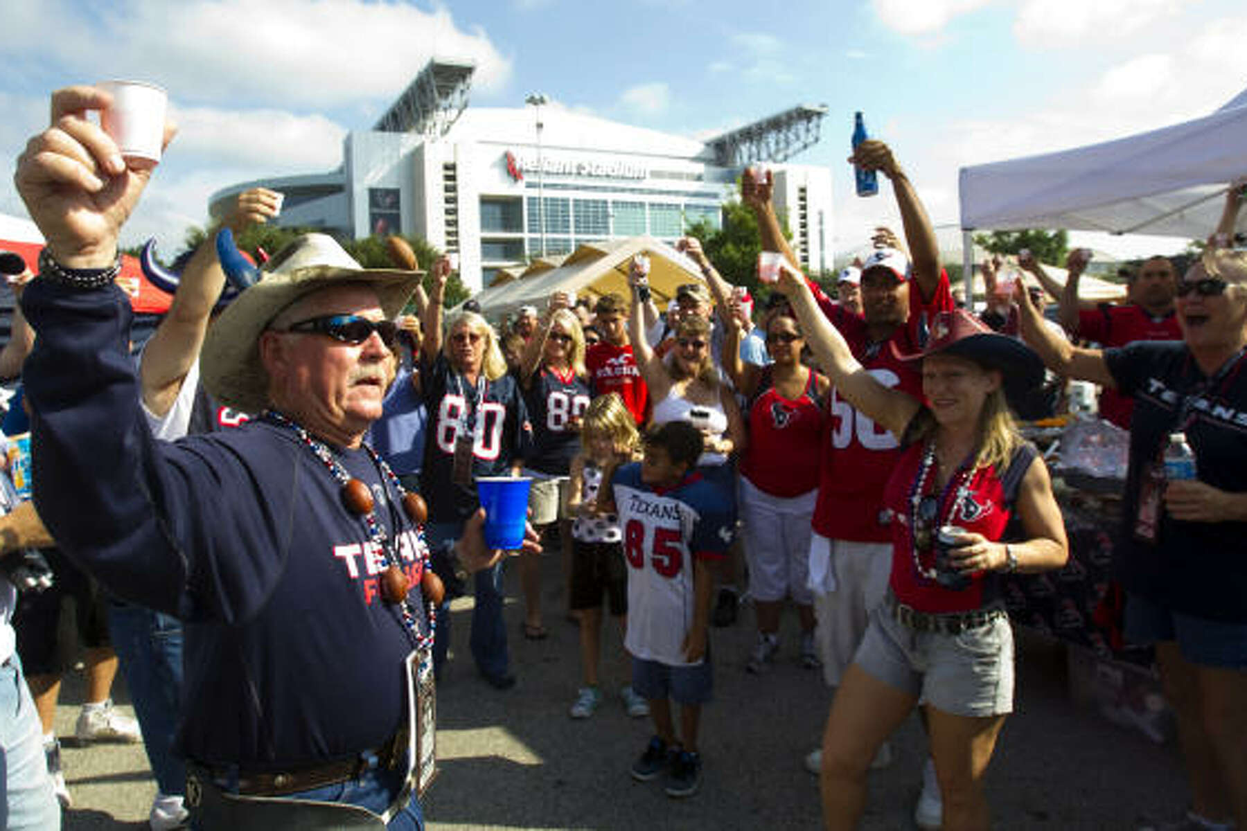 Texans' new rules limit tailgating