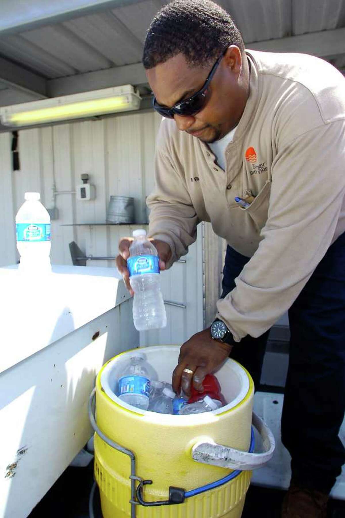 entergy-workers-gauge-work-time-with-heat-index