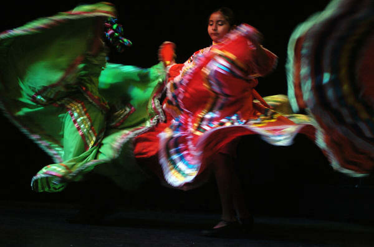 El grupo infantil baila el son La Negra, una de las piezas emblemáticas de la música mexicana.