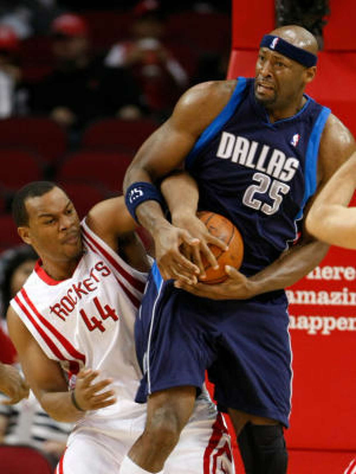 Rockets offer two year contract to center Dampier