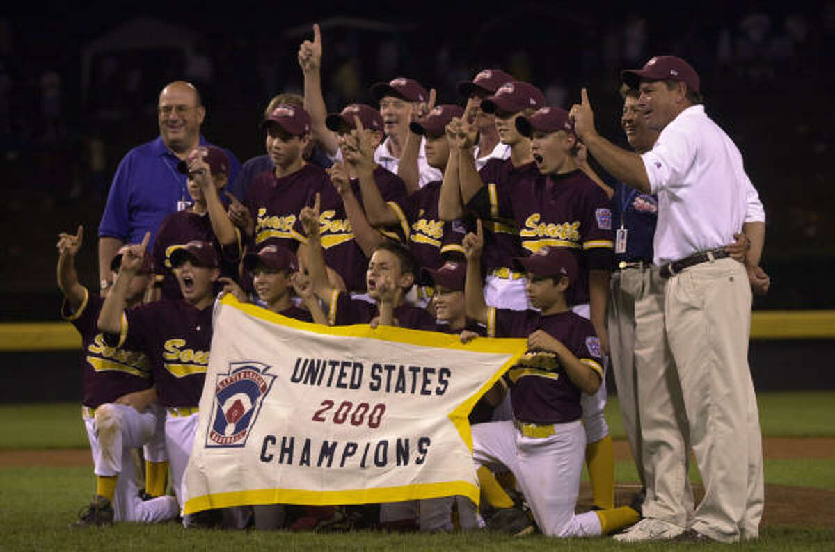 Bellaire celebrates with its championship banner after beating Davenport, Iowa, 8-0 in the U.S. Championship game on Aug. 24, 2000, at the Little League World Series.