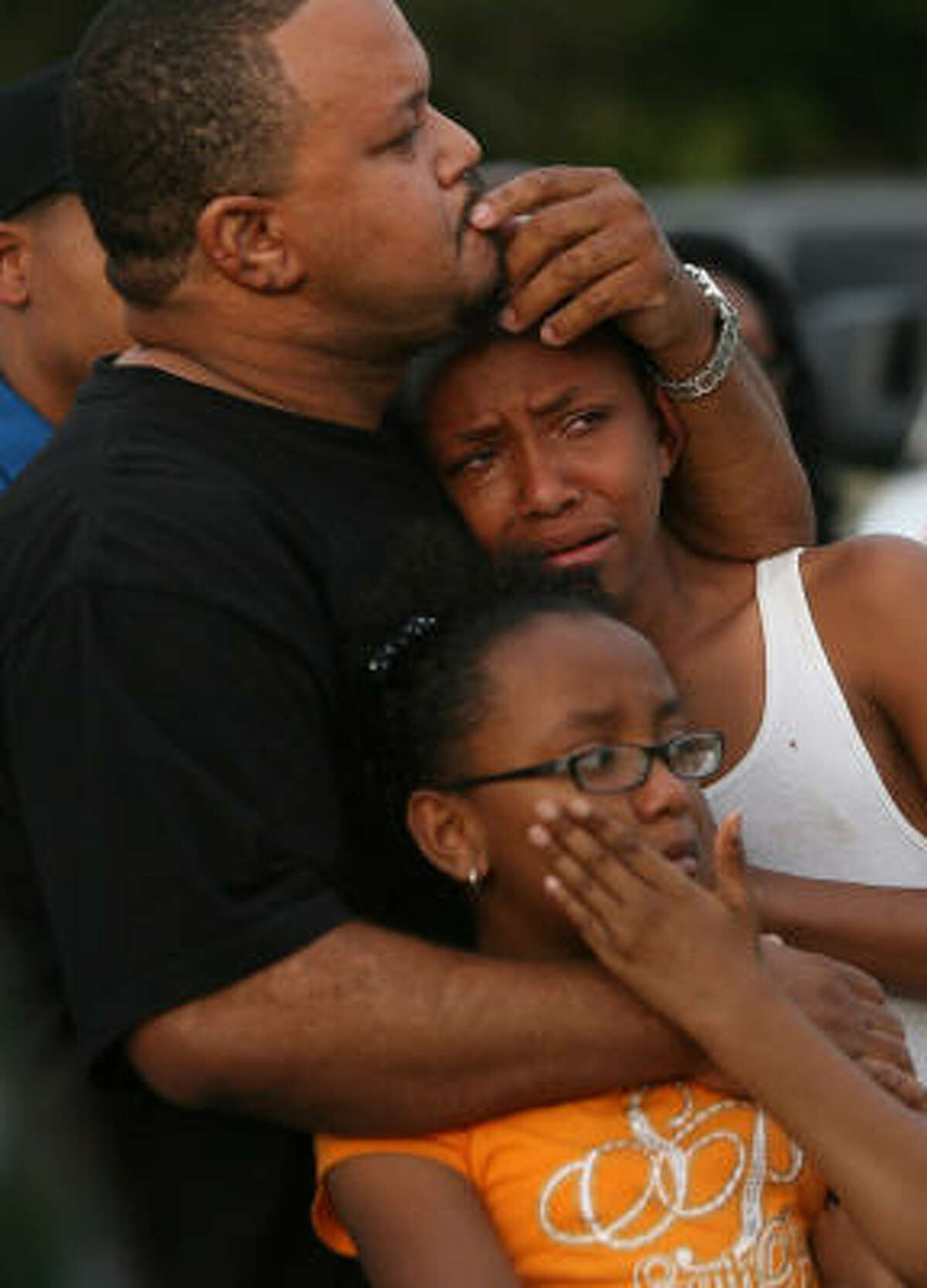 Gas can, bloody bat among clues in Baytown arson