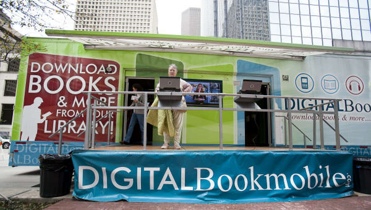 Checking out a digital library on wheels