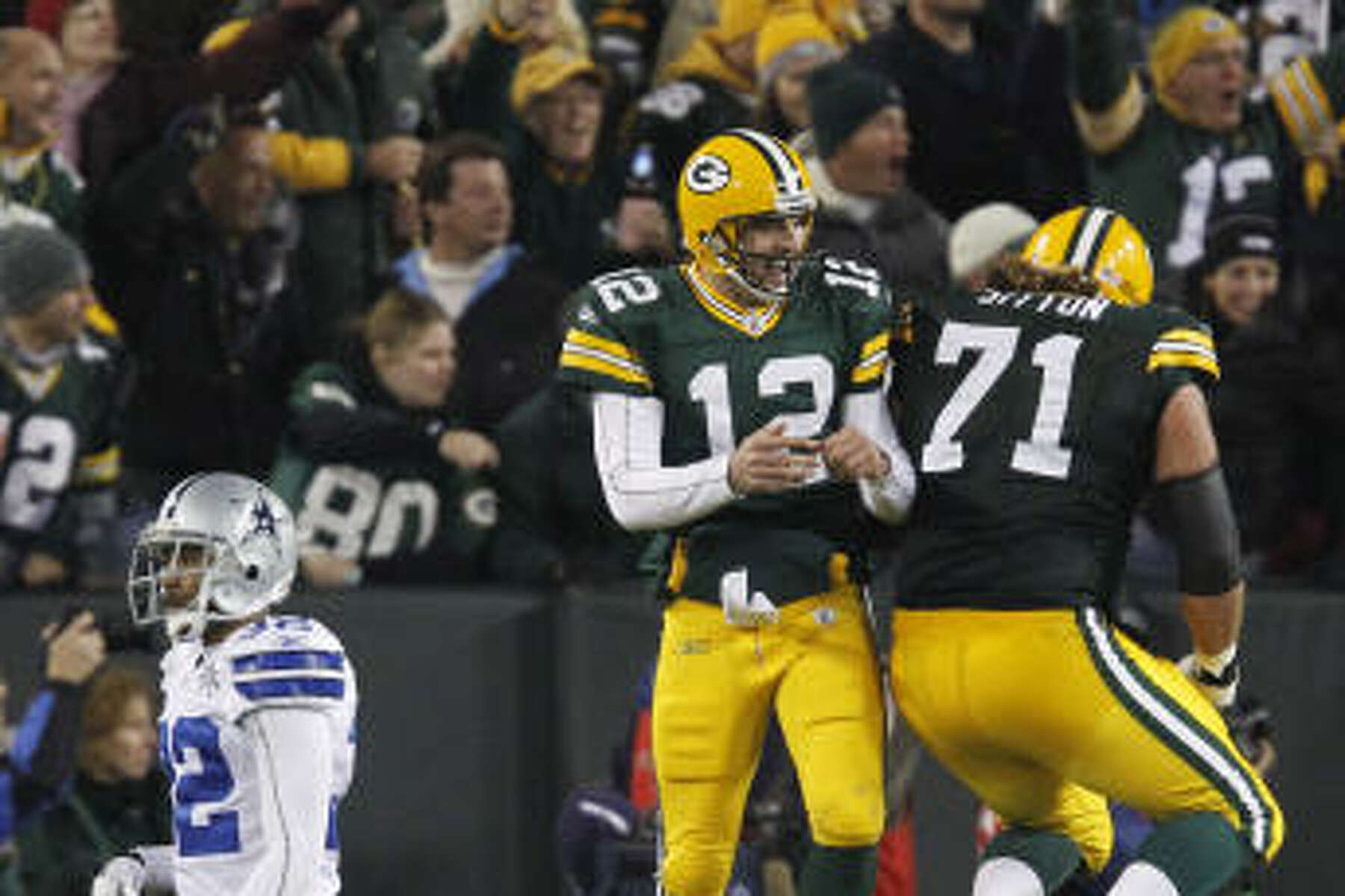 Rodgers throws 3 TDs, Packers rout Cowboys 45-7