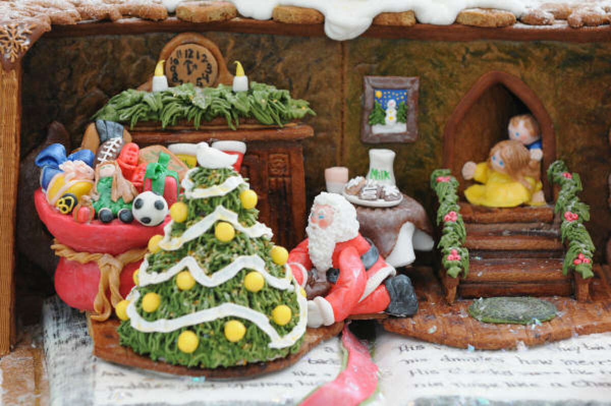 Kim Knebel's "Twas the Night Before Christmas" gingerbread house features Santa delivering presents.