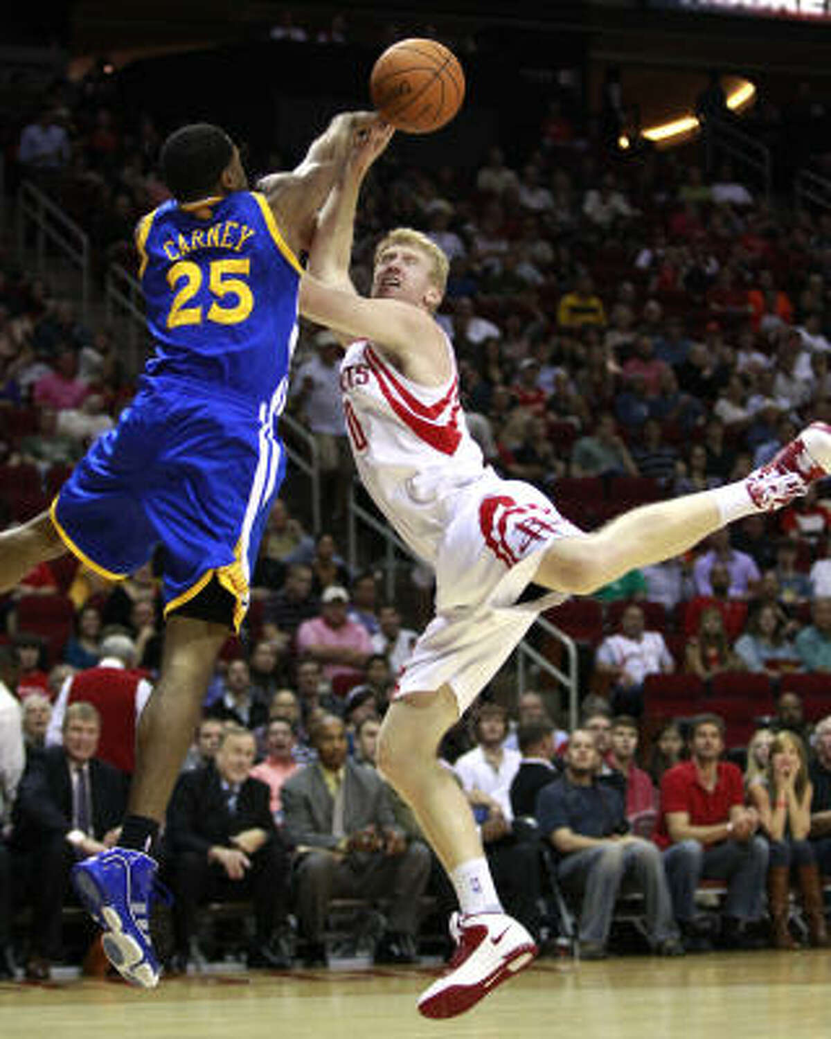 Warriors forward Rodney Carney (25) fouls Rockets forward Chase Budinger during the first half.