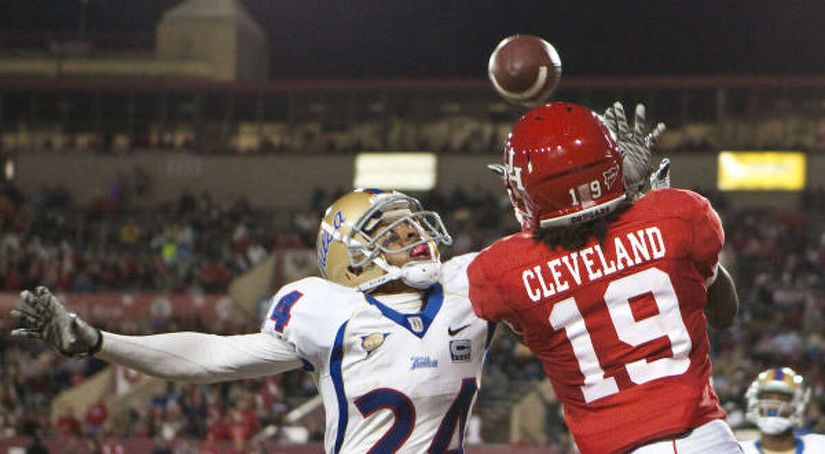 Tulsa cornerback Charles Davis (24) breaks up a pass intended for UH wide receiver James Cleveland in the first quarter.