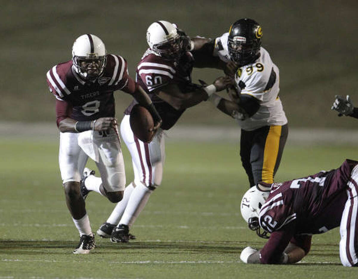 Texas Southern quarterback Arvell Nelson gains yardage as he runs with the ball against Grambling during the first half.