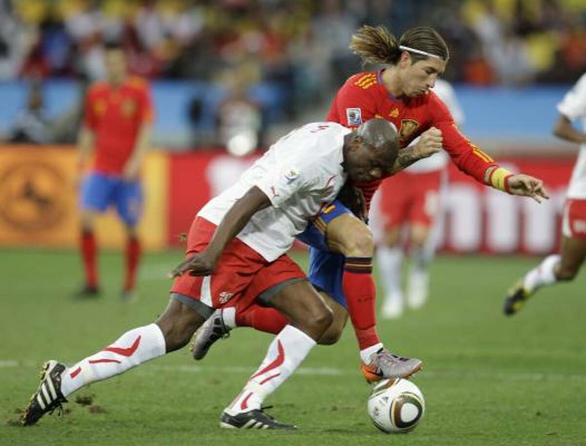 El suizo Blaise Nkufo (izq.) pelea por el balón con el español Sergio Ramos (der.).