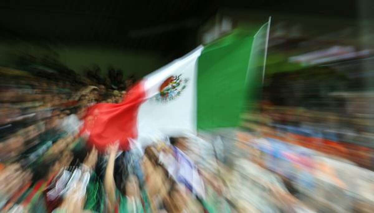 Los aficionados mexicanos apoyaron a su equipo en el Badenova Stadium de Friburgo, Alemania.
