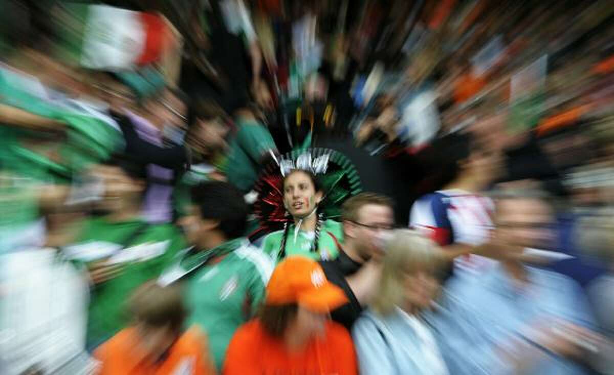 Los mexicanos fueron minoría pero más ruidosos que los holandeses en el partido de exhibición.