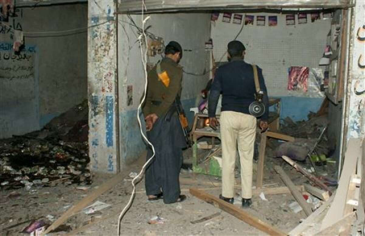 Agentes de seguridad revisan el sitio donde explotó una bomba en Peshawar, Pakistán, el jueves 11 de marzo del 2010.