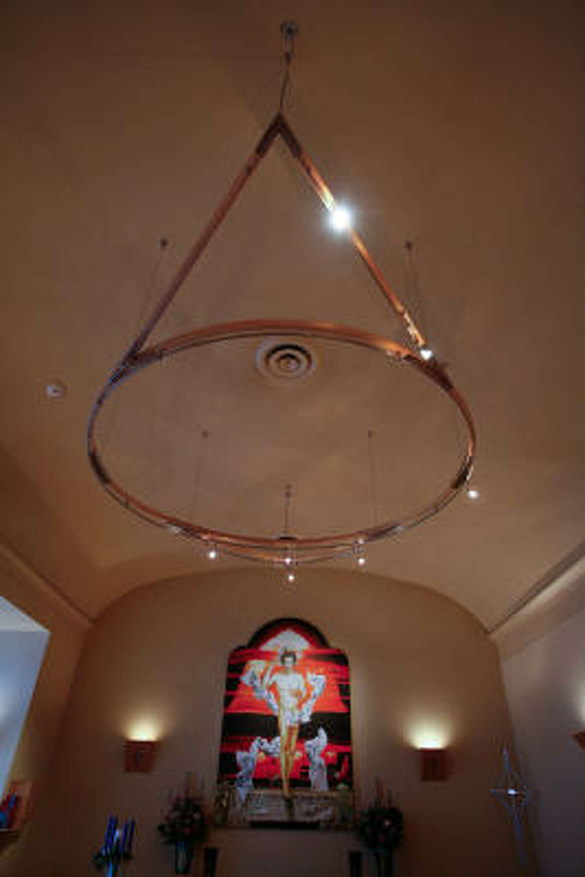 Kermit Olivers Resurrection decorates the altar. Troy Woods designed the chandelier.
