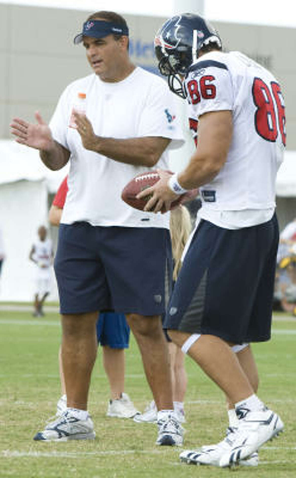 Texans offensive assistant and Hall of Famer Bruce Matthews, left, works with tight end James Casey during Saturday's practice.
