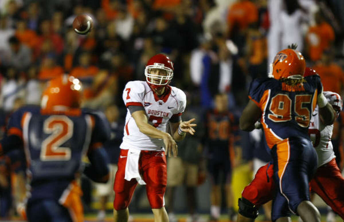 Case Keenum, center, who threw for 536 yards and five touchdowns, throws against the UTEP defense in the first quarter.