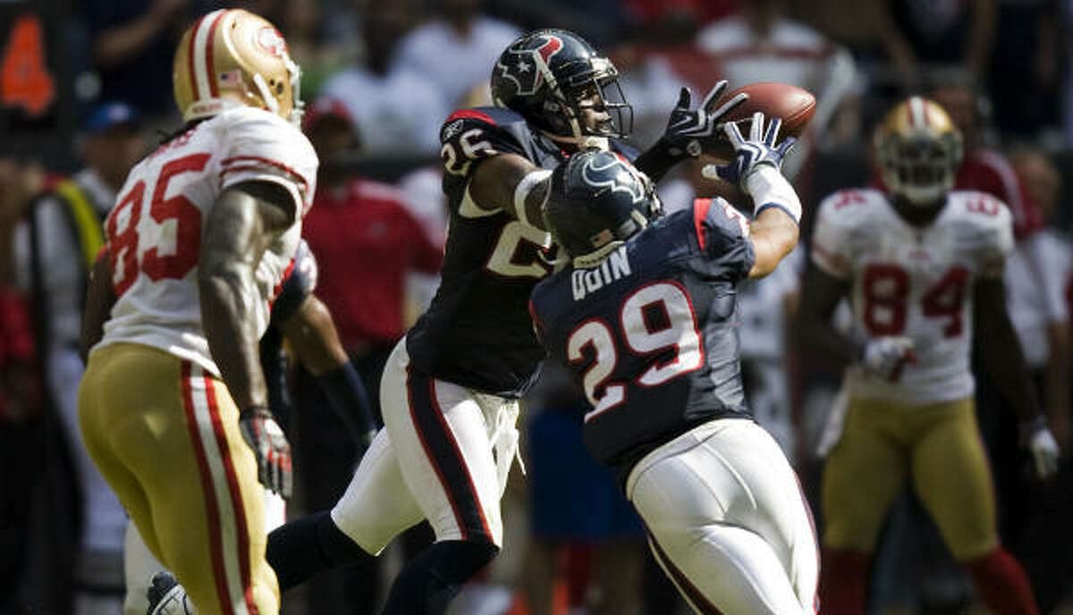 Texans safety Eugene Wilson (26) intercepts a pass with 23 seconds left to seal the 24-21 victory.
