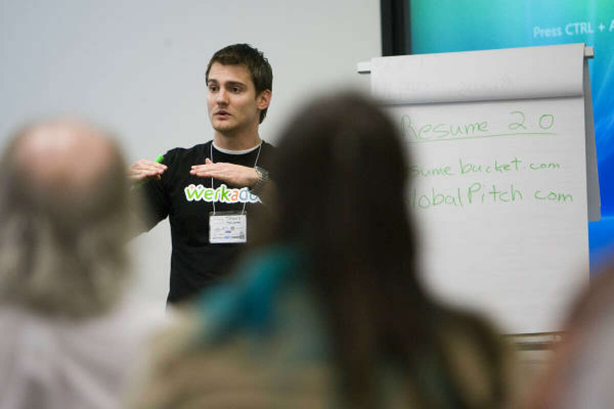 Travis Skweres gives a workshop on putting your résumé online during FreelanceCamp.