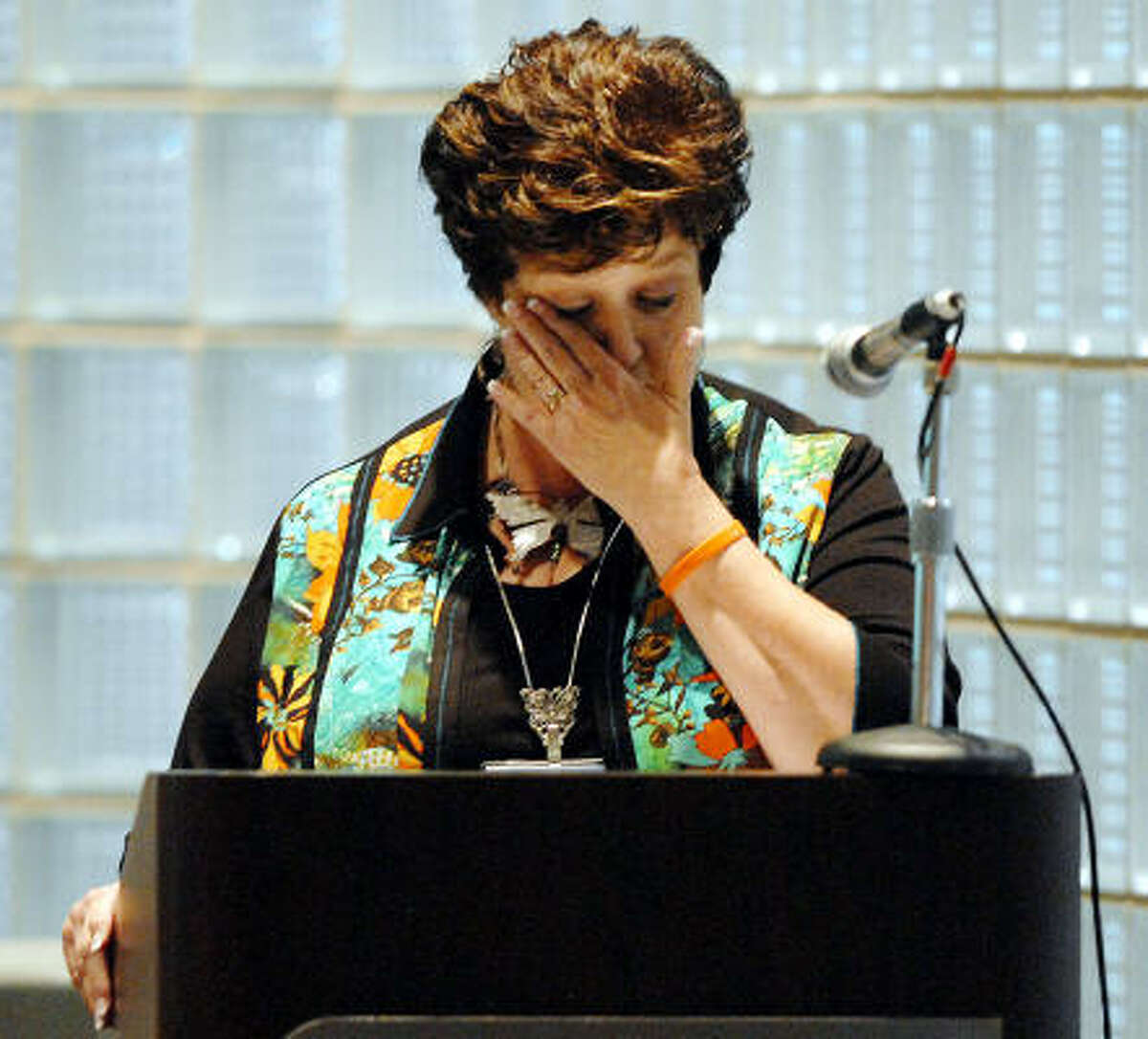 Pasadena school board member Vickie Morgan talks to a recent convention of school board members and administrators about the choking death of her daughter, Jenny.﻿