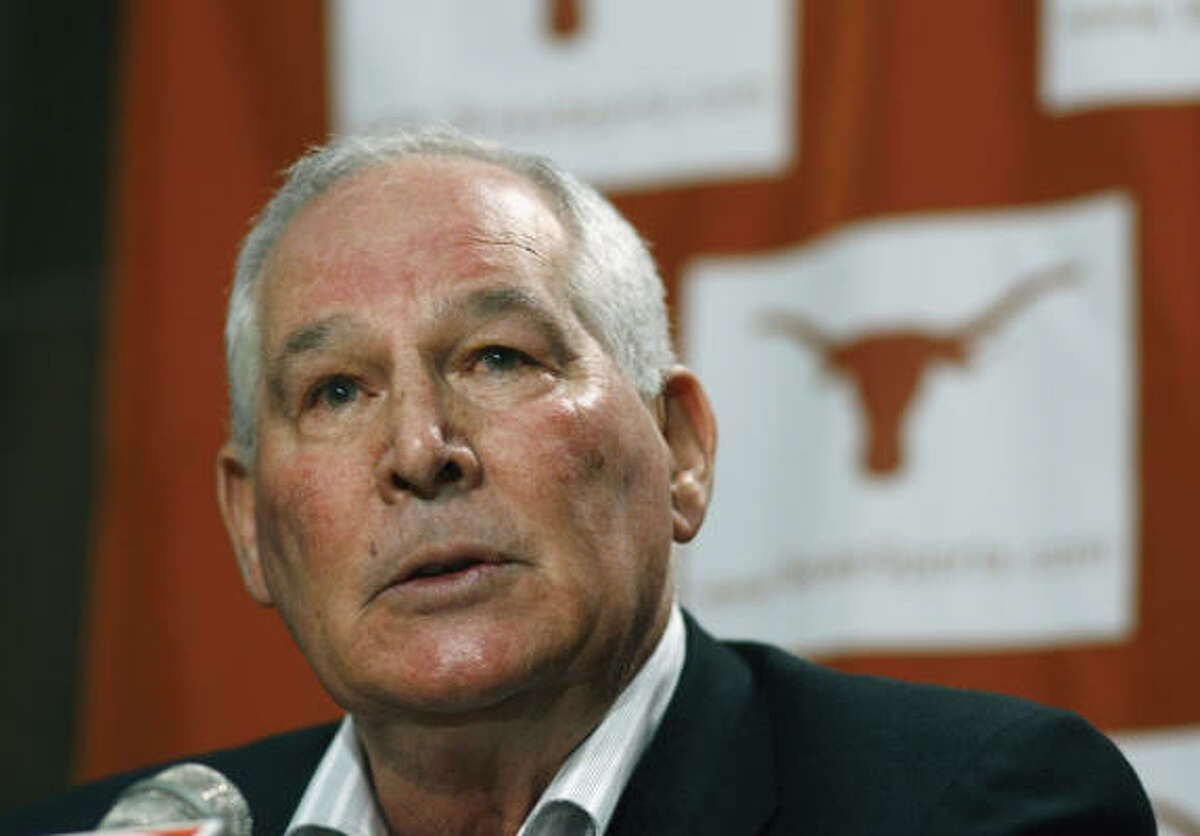 Texas baseball coach Augie Garrido will be inducted into the National College Baseball Hall of Fame in July.