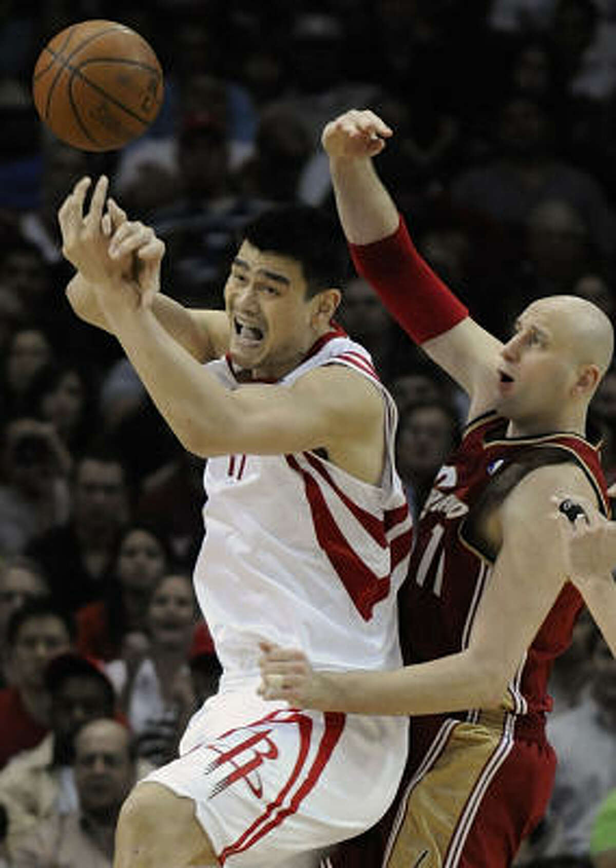 Like Zydrunas Ilgauskas, Yao Ming had an operation of his left foot, changing the arch to alleviate the stress on the bone that had fractured.
