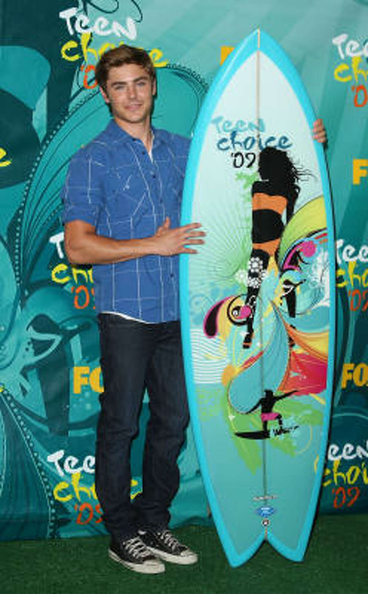 Actor Zac Efron poses after recieving the Choice Movie Actor award for '17 Again' in press room during the 2009 Teen Choice Awards held at Gibson Amphitheatre on August 9, 2009 in Universal City, California.