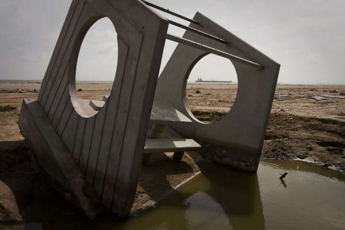 Ike's sting still felt at what's left of Texas City Dike