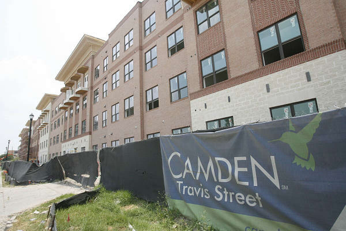 This apartment complex is going up behind the Crosspoint retail and office project. amden Travis is a $39 million dollar apartment complex under construction along Travis despite the recession on Wednesday, July 1, 2009 in Houston, TX. ( Mayra Beltran / Chronicle )