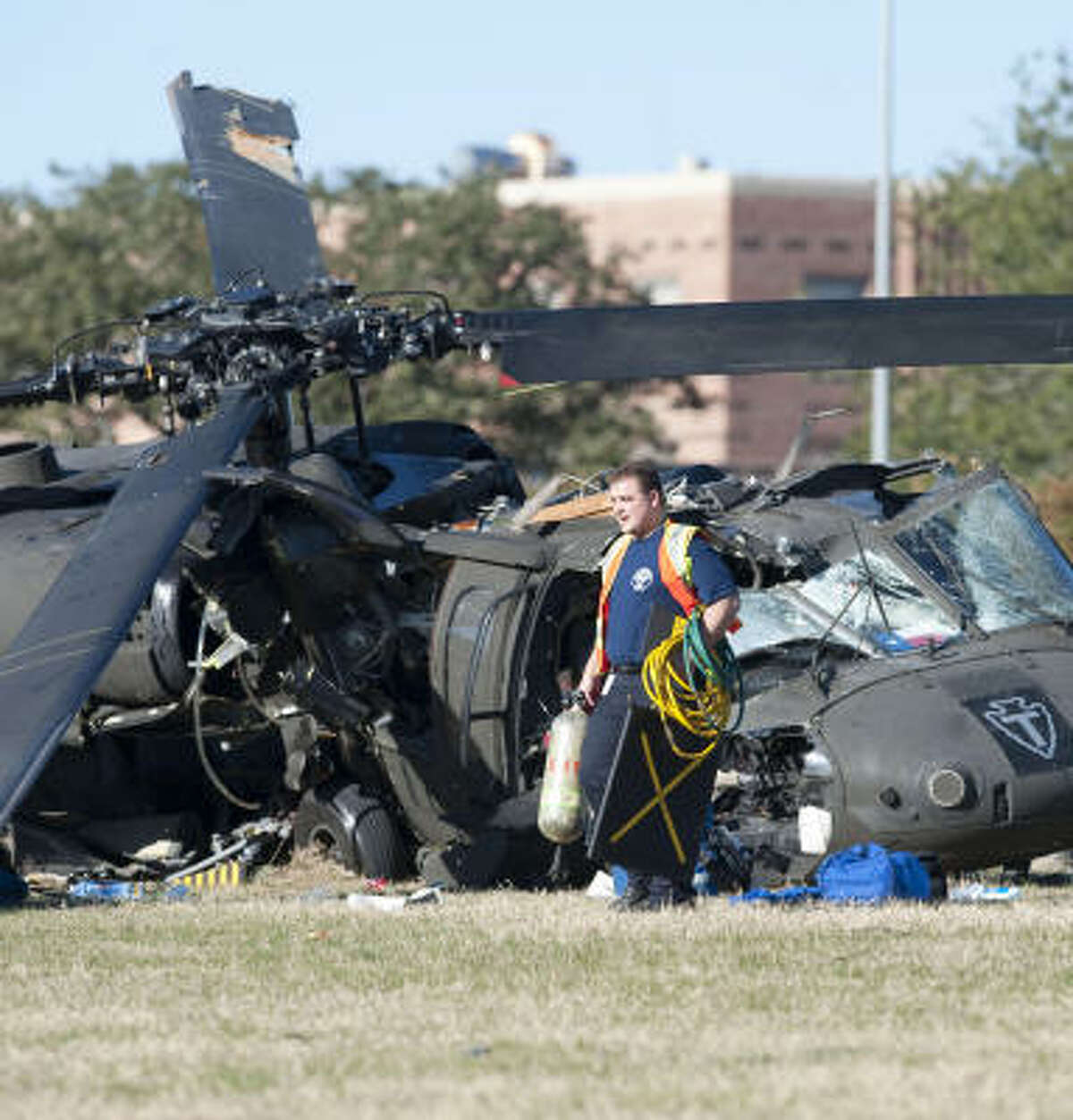 1 dead, 4 injured in helicopter crash at Texas A&M