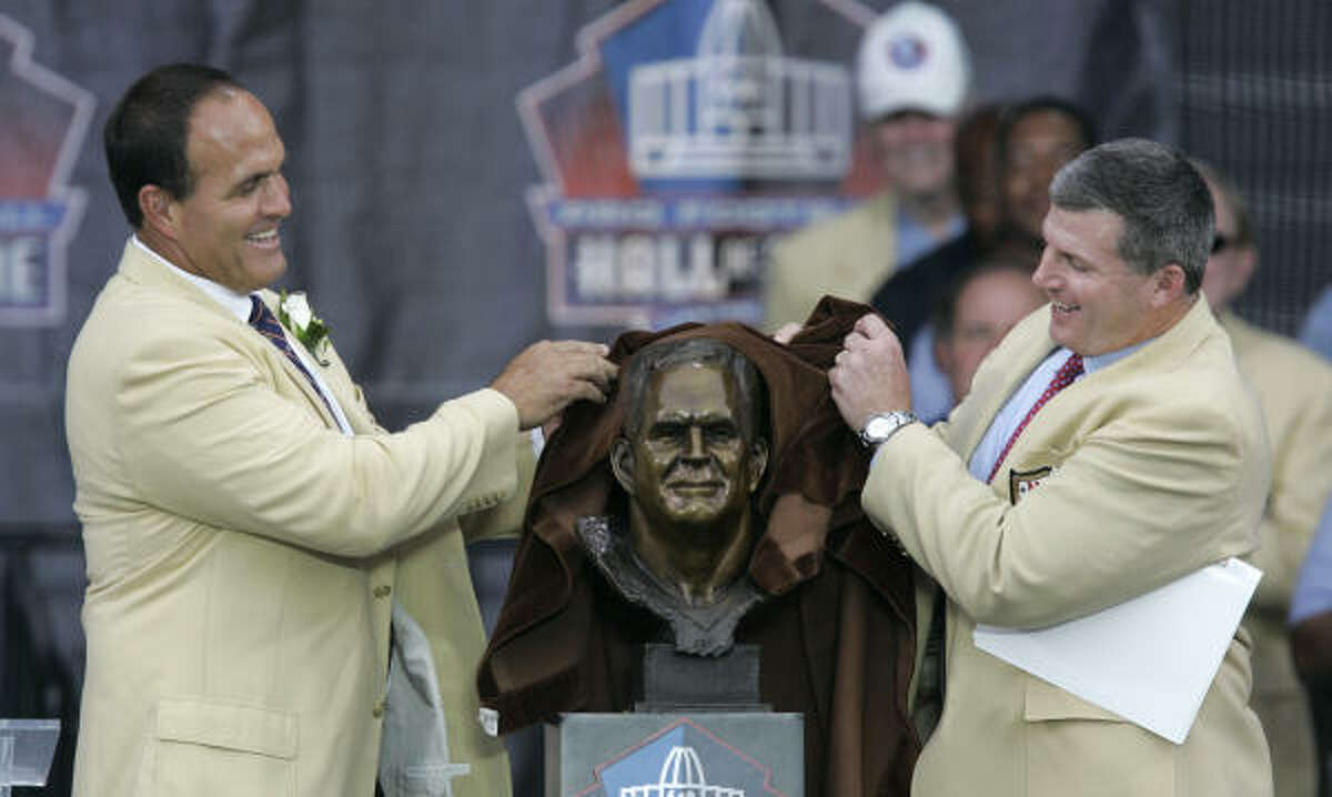 Bruce Matthews, left, and his presenter Mike Munchak unveil a bust of Matthews at the Pro Football Hall of Fame in 2007.