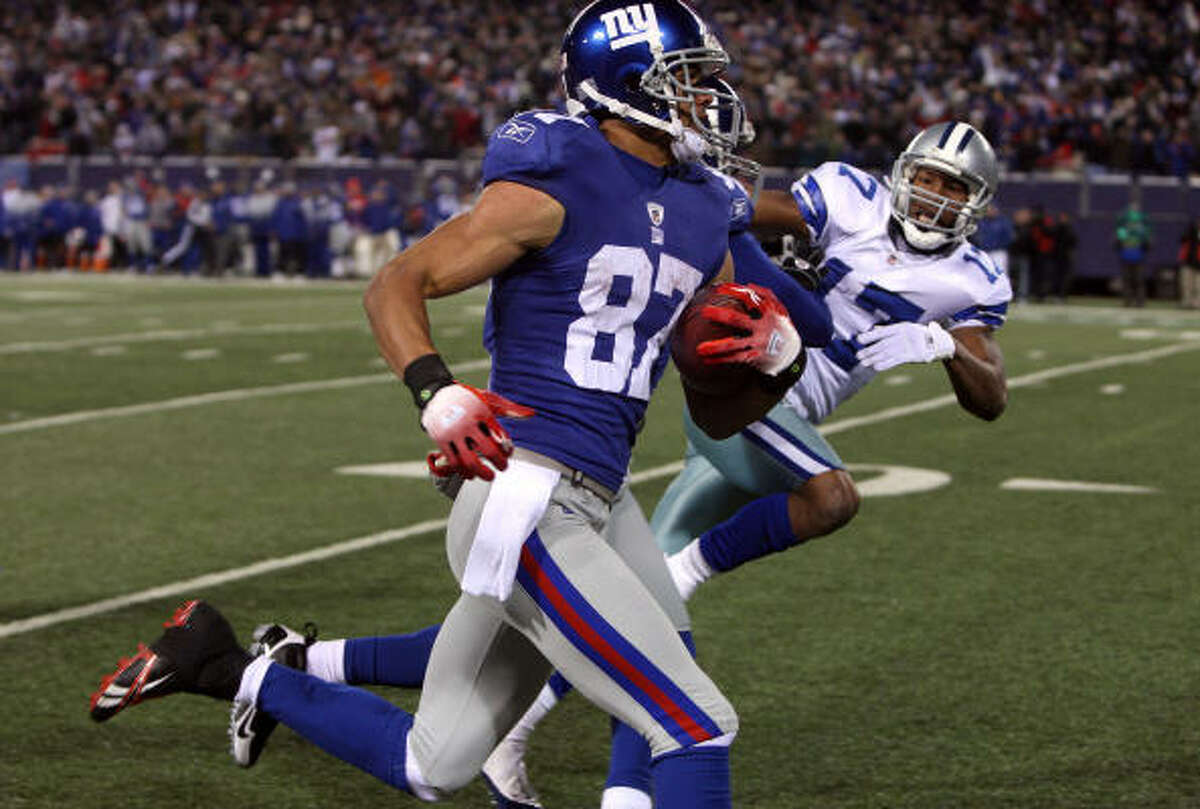 Giants 31, Cowboys 24 Giants receiver Domenik Hixon returned a kickoff 79 yards for a touchdown in the fourth quarter.