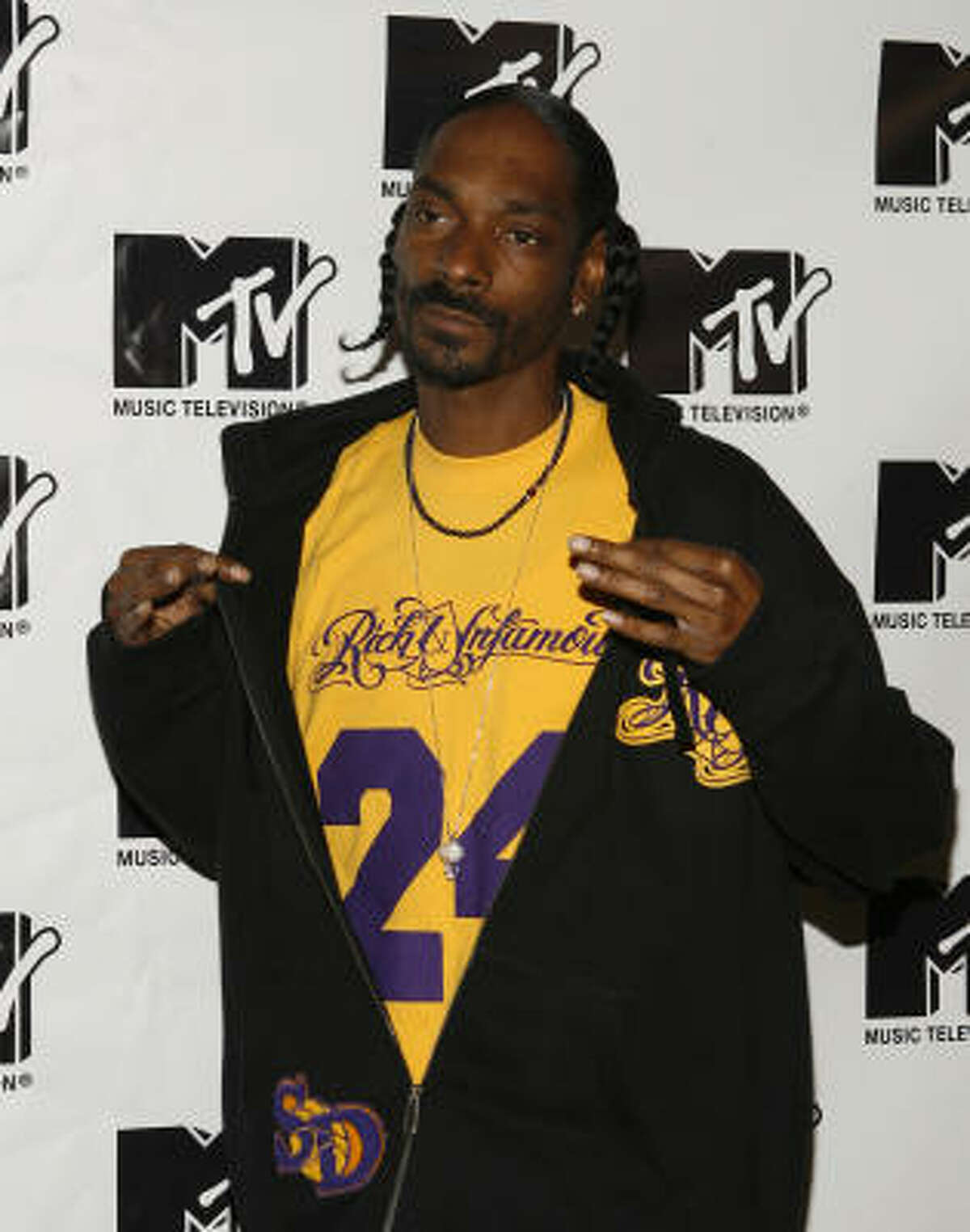 snoopdogg: "little homies rippn it on twizzle... yezzziirrr!!!!" Catch up on your celebrity news.