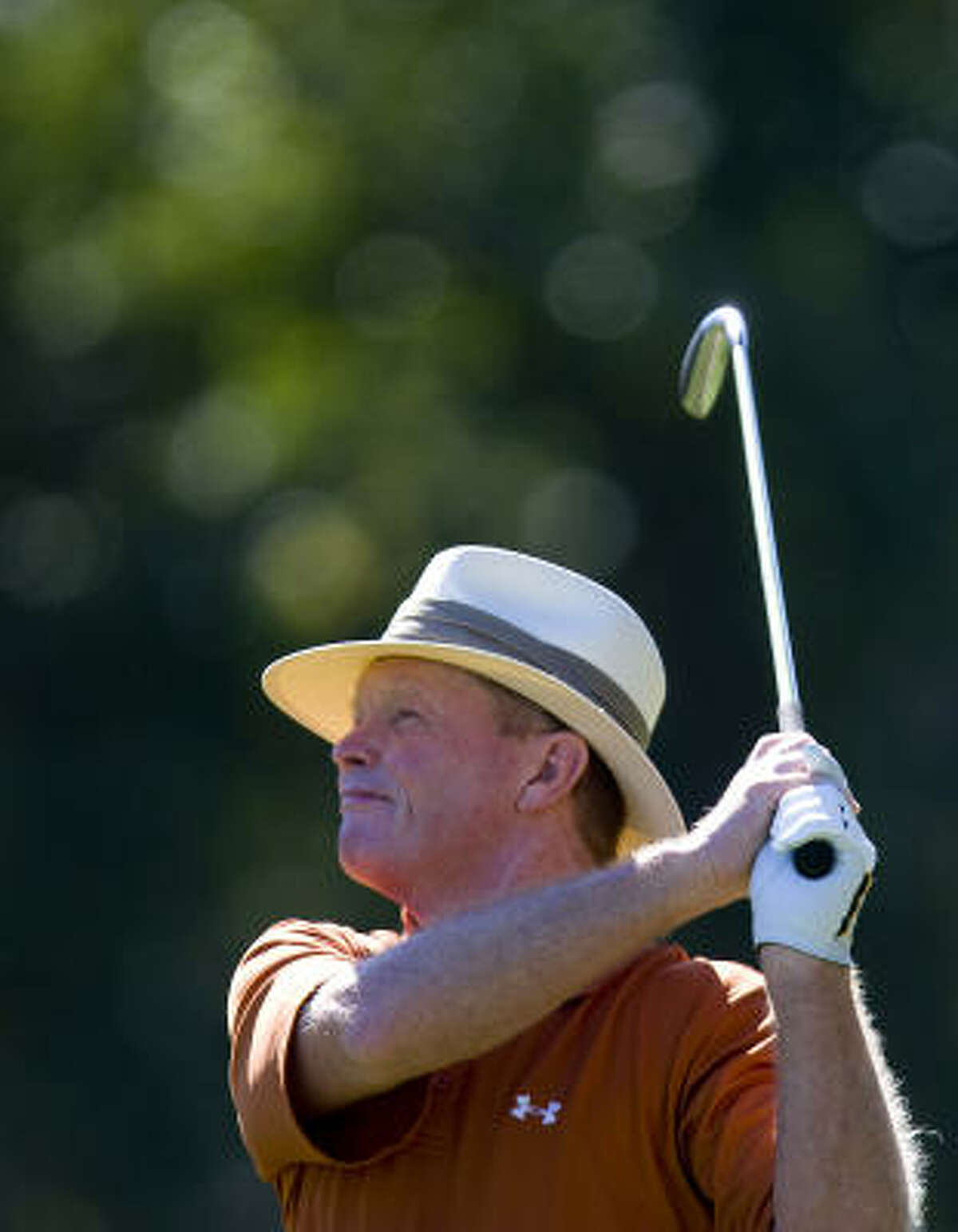Former University of Texas golfer Tom Kite swings for the green.