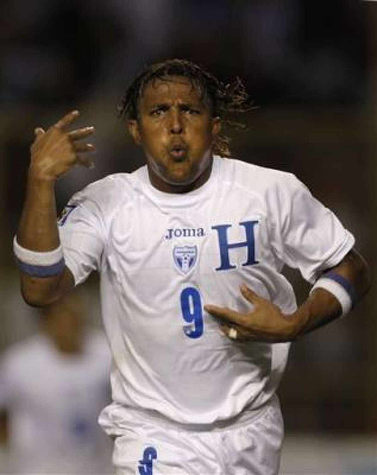 El hondureño Carlos Pavón celebra su gol para la victoria 1-0 contra El Salvador por las eliminatorias del mundial, el miércoles 14 de oct de 2009.