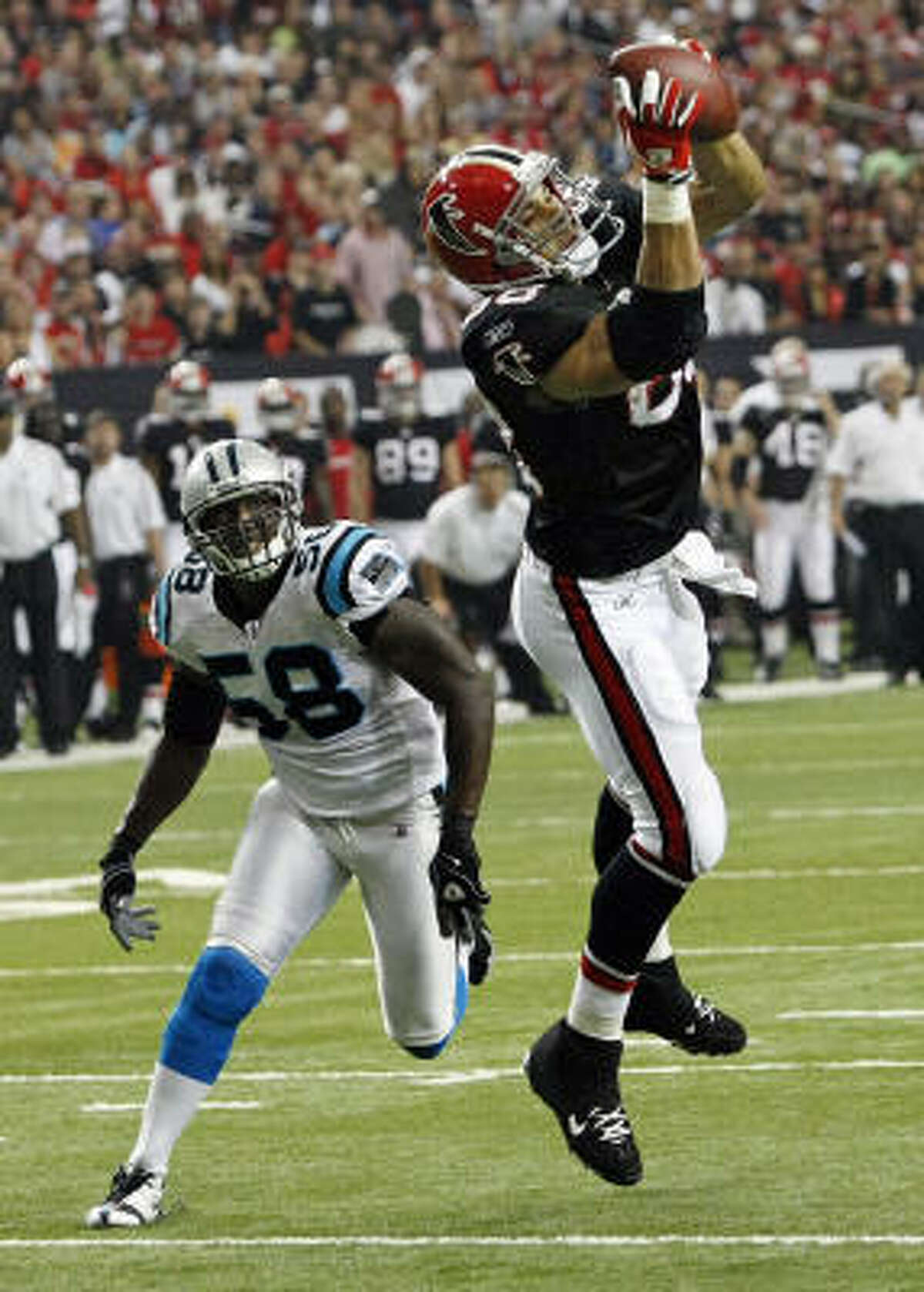 Falcons 28, Panthers 20 Falcons tight end Tony Gonzalez beats the coverage of Panthers linebacker Thomas Davis for a touchdown reception during the first quarter of Sunday's game.