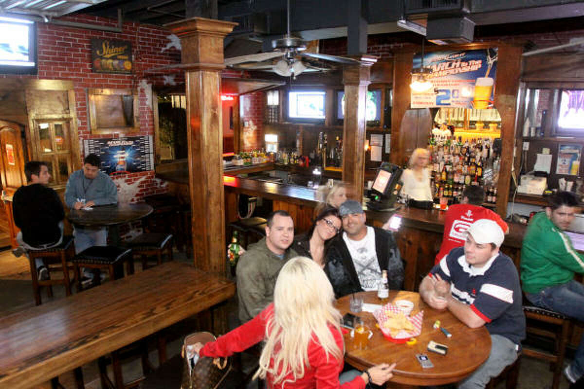 Houston's dogfriendly bars & restaurants to visit this fall