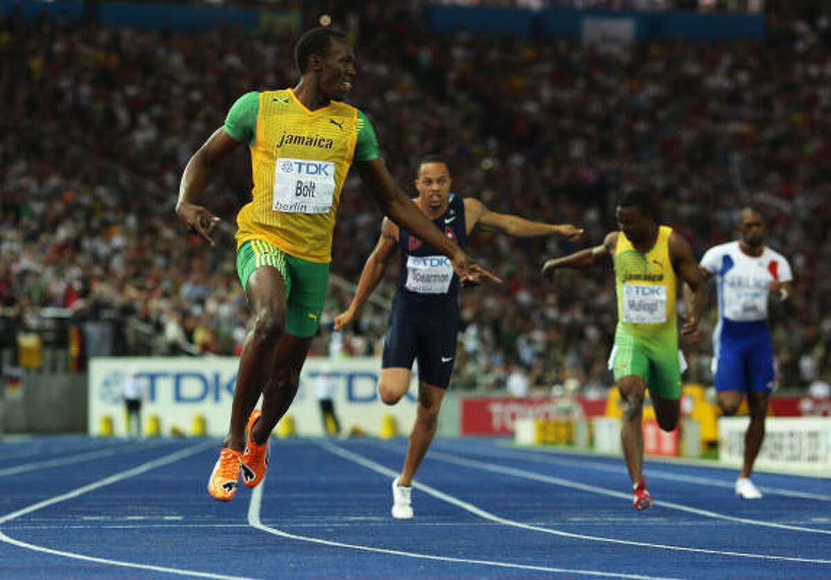 Bolt blasts his way to 200meters record