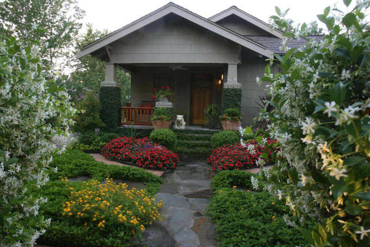 David Morello's Heights home lies between lush gardens with granite and stone pathways that shape the garden with varying 'hardscapes.' Behind David Morello's bungalow gardens | Molly Glentzer's Digging In blog | Houston Plant Database | HoustonGrows.com