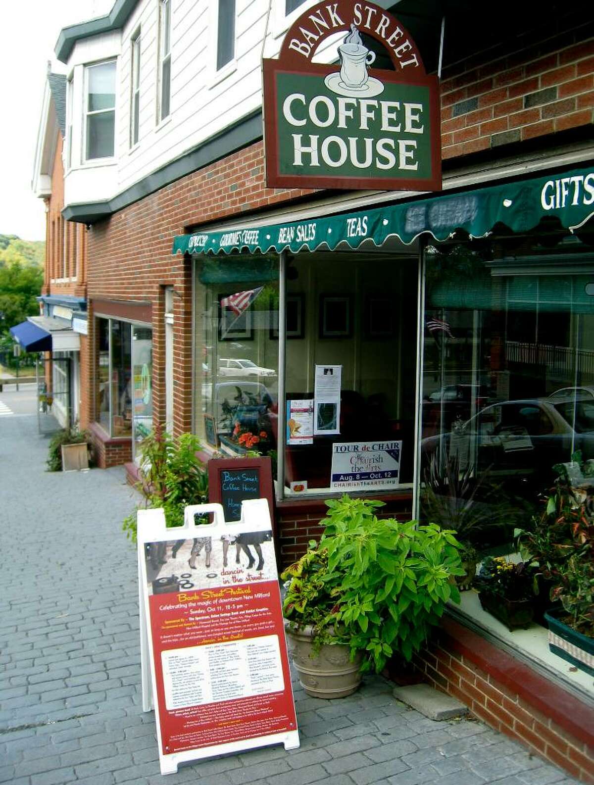 SPECTRUM/The Bank Street Coffee House on Bank Street in New Milford is under new ownership from Dina Ferrante and Ralph Landi, September 2009. Photo by Norm Cummings