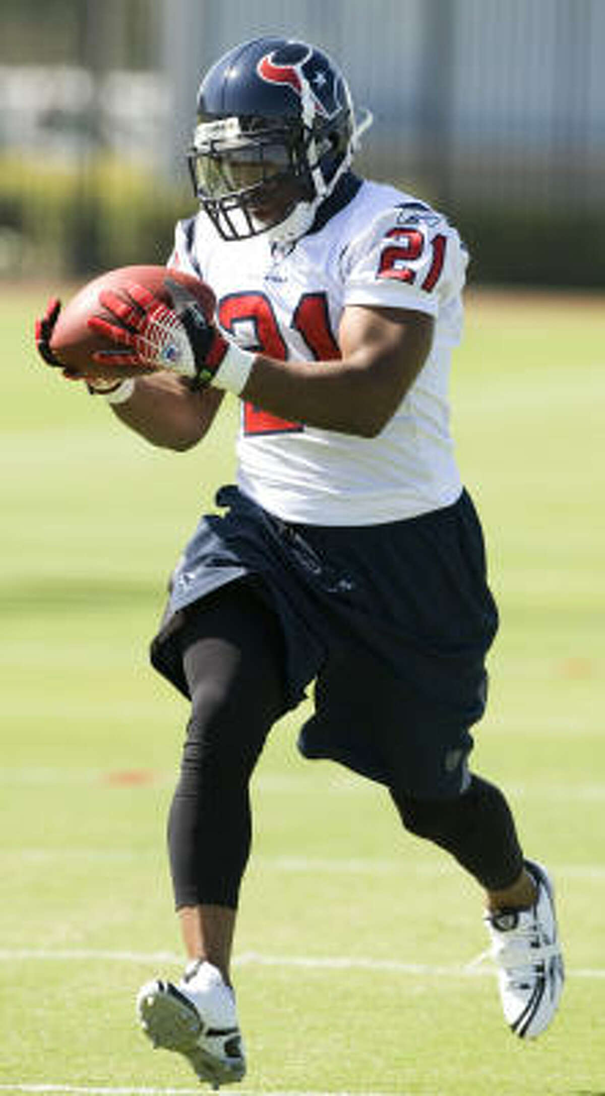 Texans running back Ryan Moats makes a catch during the second day of workouts.