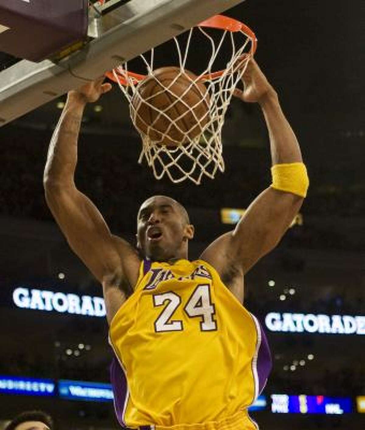Los Angeles Lakers guard Kobe Bryant (24) dunks during the fourth quarter. Bryant finished with 20 points.