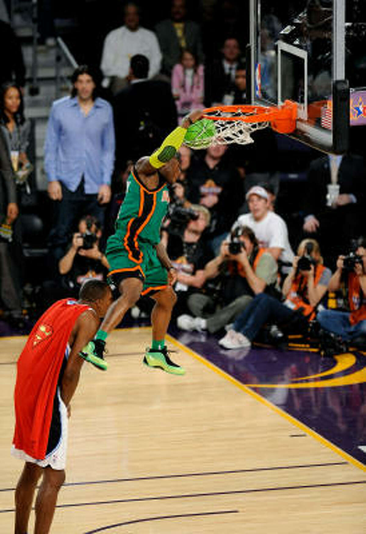 nate robinson dunk on dwight howard
