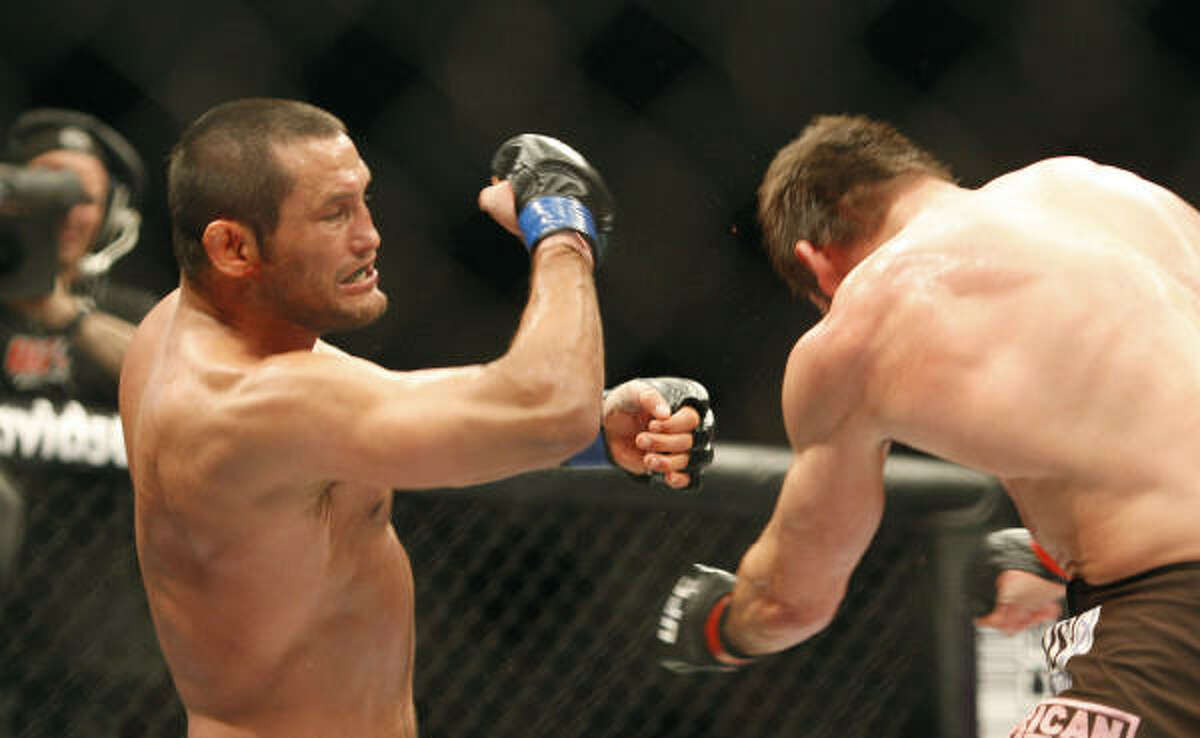 Dan Henderson connects with a right hook to Rich Franklin at UFC 93 in Dublin, Ireland.