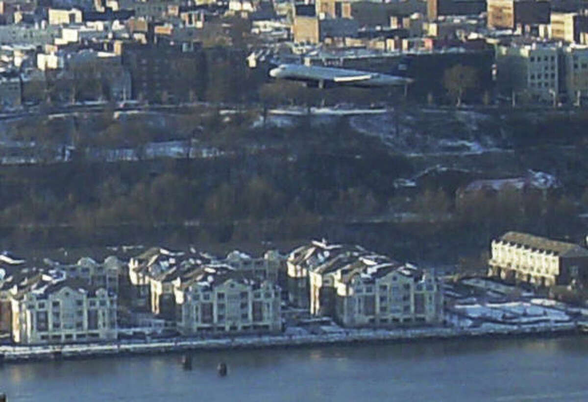 plane crashes into hudson river