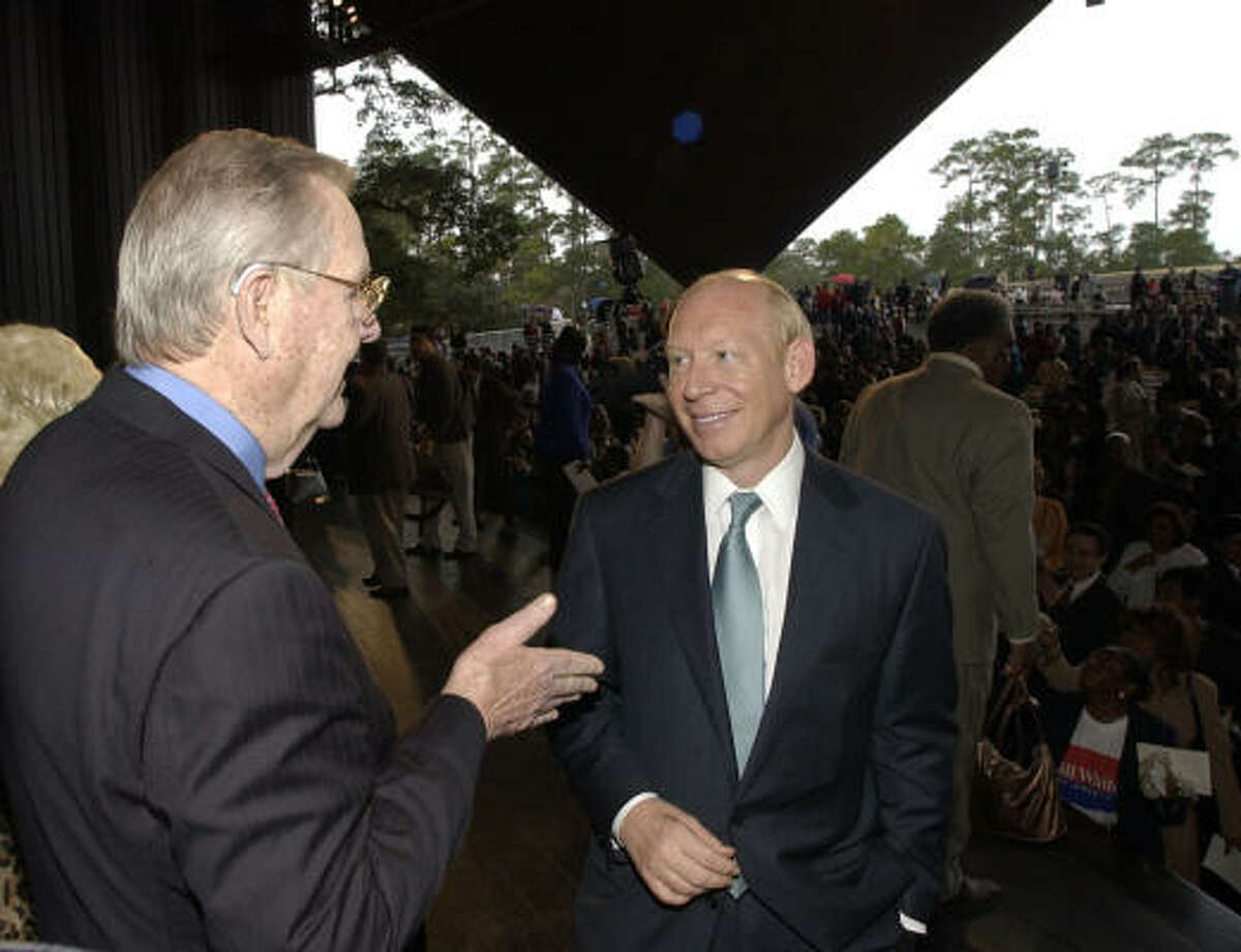 Former Mayor Bob Lanier chats with new Houston Mayor Bill White at the end of White's swearing-in ceremony in January 2004.