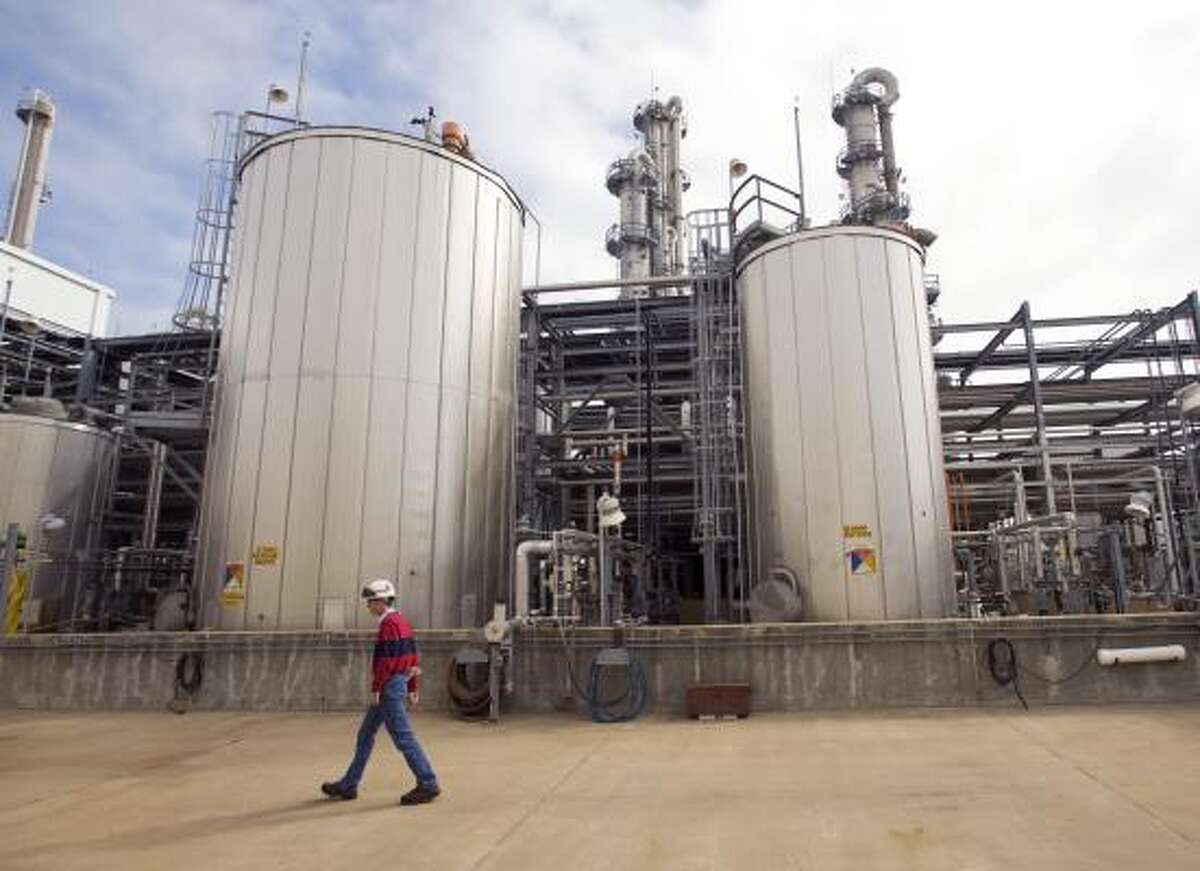Texas chemical plants react to slowdown by cutting jobs