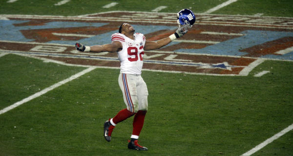 New York Giants defender Michael Strahan looks dejected while waiting on  the sidelines. The Detroit Lions defeated the New York Giants 28 to 13 at  Giants Stadium in East Rutherford, New Jersey on October 24, 2004. (UPI  Photo/John Angelillo Stock Photo