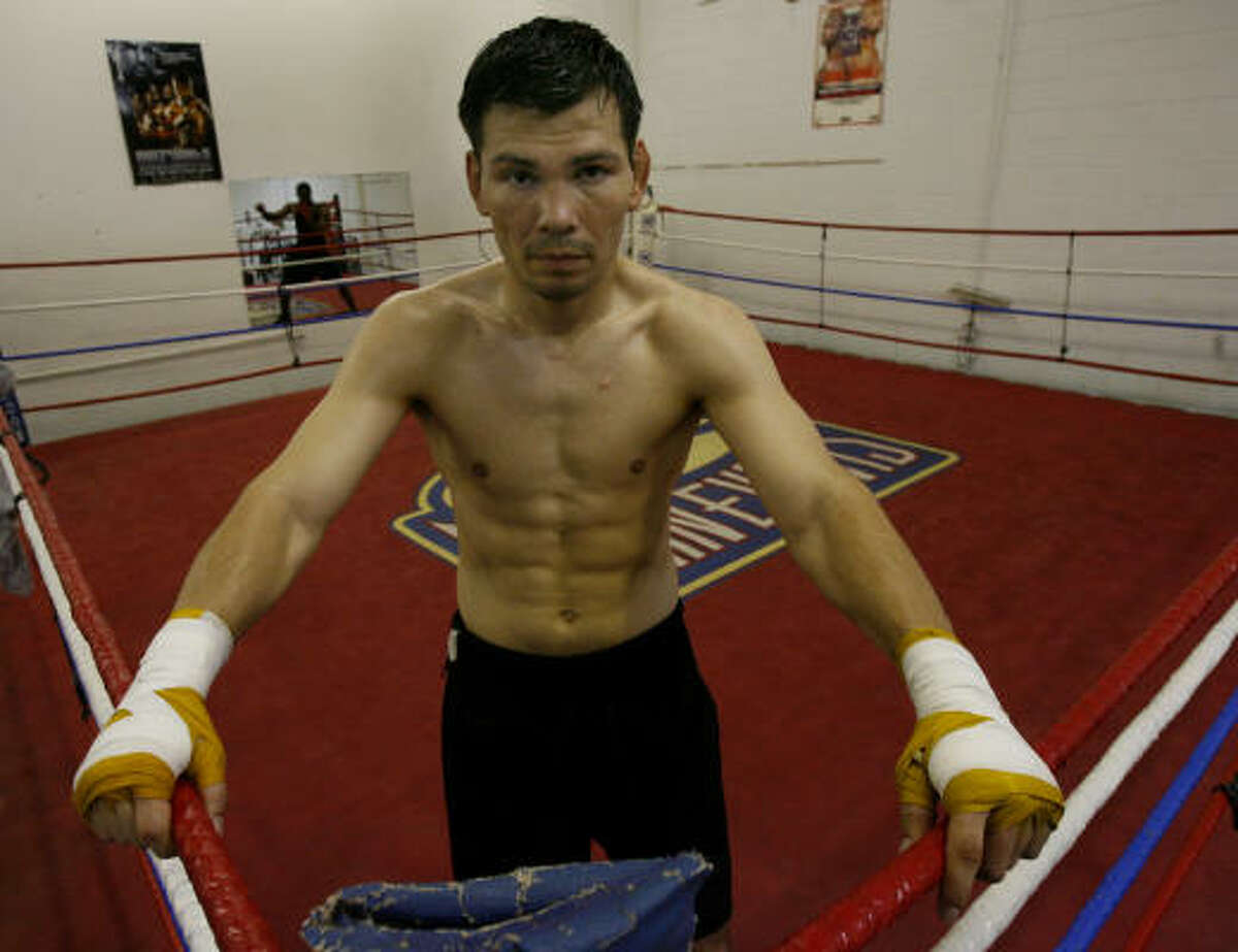 Former champ Raul Marquez will challenge IBF middleweight titleholder Arthur Abraham for his old belt Oct. 4 in Germany.